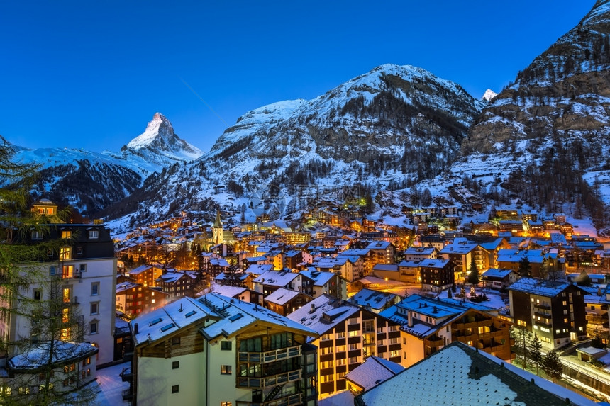 冬季雪景村庄图片