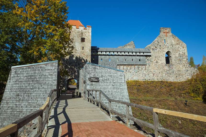 欧洲2019年月7日拉脱维亚西格勒达市古老城堡用黄叶建造岩石和树木筑学公园图片
