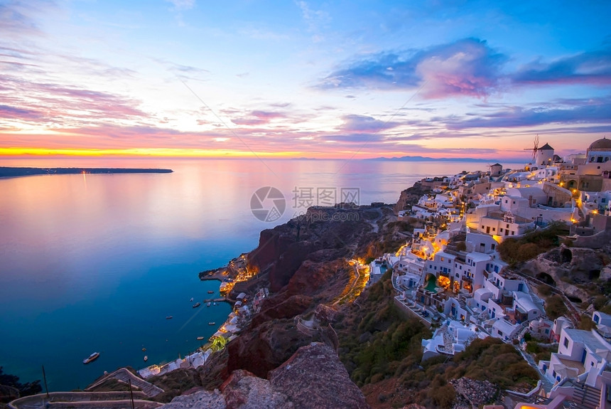 火山口OiaSantorini希腊以浪漫和美丽的日落闻名采取欧洲图片