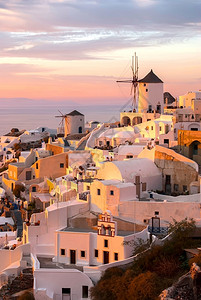 旅游的浪漫蓝色OiaSantorini希腊以浪漫和美丽的日落闻名图片