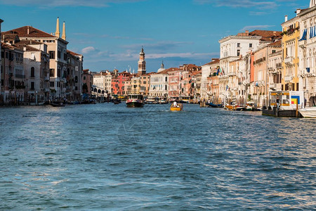 城市古老的意大利威尼斯运河有船和法卡迪斯运输图片