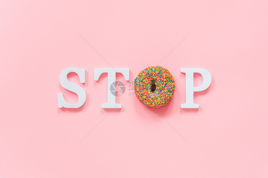 文本STOP从白色字体母和粉红色背景上的彩甜圈饮食拒绝快餐不健康的食物顶视图平躺复制空间好吃假期最佳图片