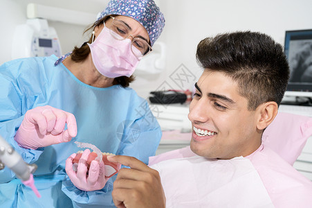 牙诊所帮病人看牙的医生图片