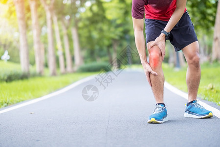 跑步肌肉受伤的男性特写图片