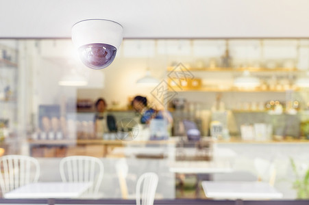 警报捕获餐厅内闭电视系统安全装在天顶的监视摄像头以测餐馆保护客户监控概念和测闭路电视监督摄像机设在饭店内私人的背景图片