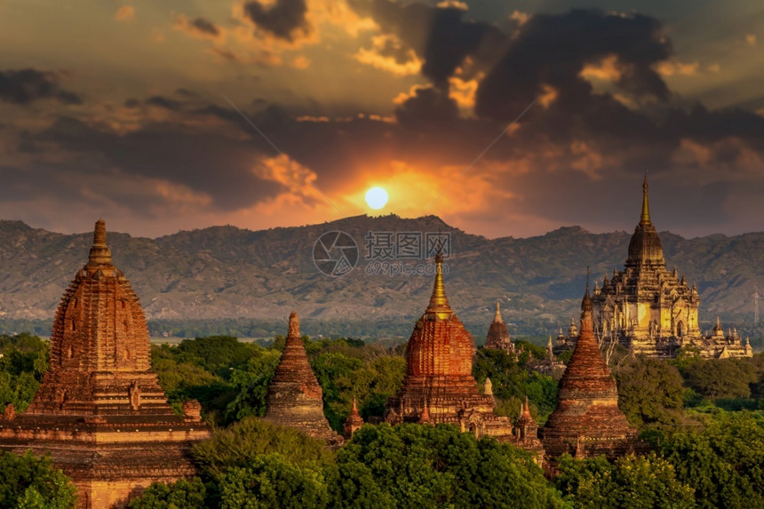 旅行景观日落时在巴甘的亚洲古老建筑考寺庙Bagan考古区塔和巴根世界遗产址寺庙缅甸阿南达亚洲黎明图片