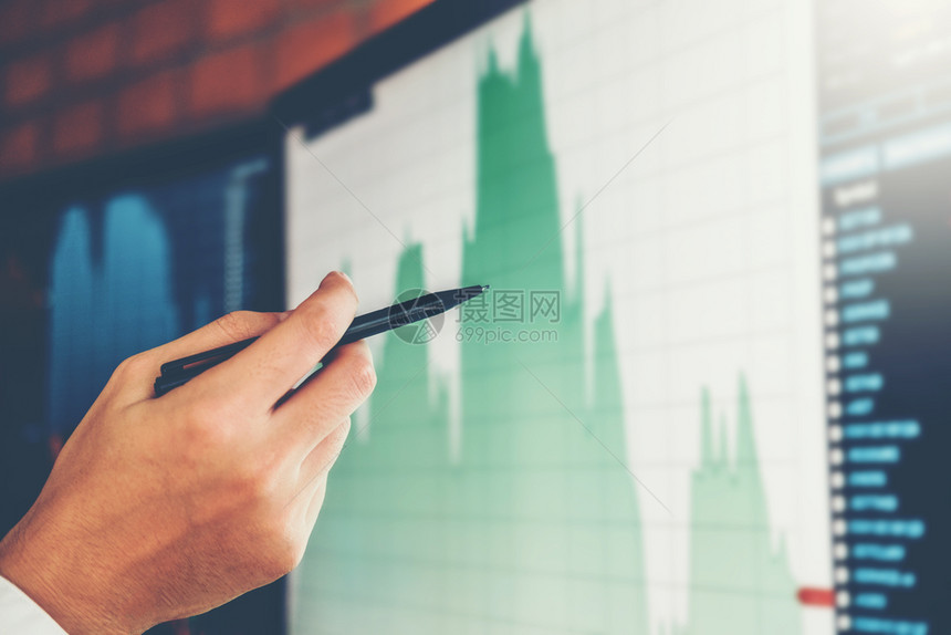 讨论和分析股票市场交易图表股市概念和并分析证券交易的图表钱握手富有的图片
