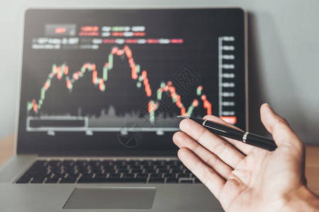 成功贸易职业讨论和分析股票市场交易图表股市概念和并分析证券交易的图表利润高清图片素材