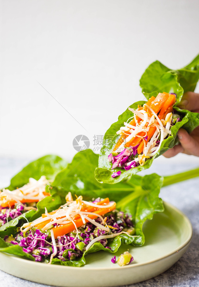 夏天素食主义者物豆类草药刺青混凝土生锈背景的菠萝沙拉制作健康的沙拉菜图片