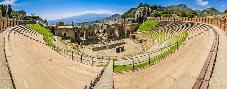 陶尔米纳托古代罗马剧院云场景高清图片