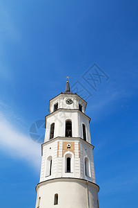 在维尔纽斯市上方美丽的天空钟楼在维尔纽斯市上方美丽的天空城市视窗超过图片