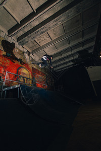 坡道公园挑战滑冰场的极端Bmx骗术城市室内运动图片