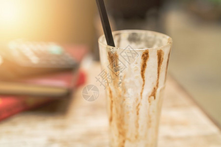 乐享早餐木桌背景上空的冰雪摩卡咖啡杯木制的细节棕色背景