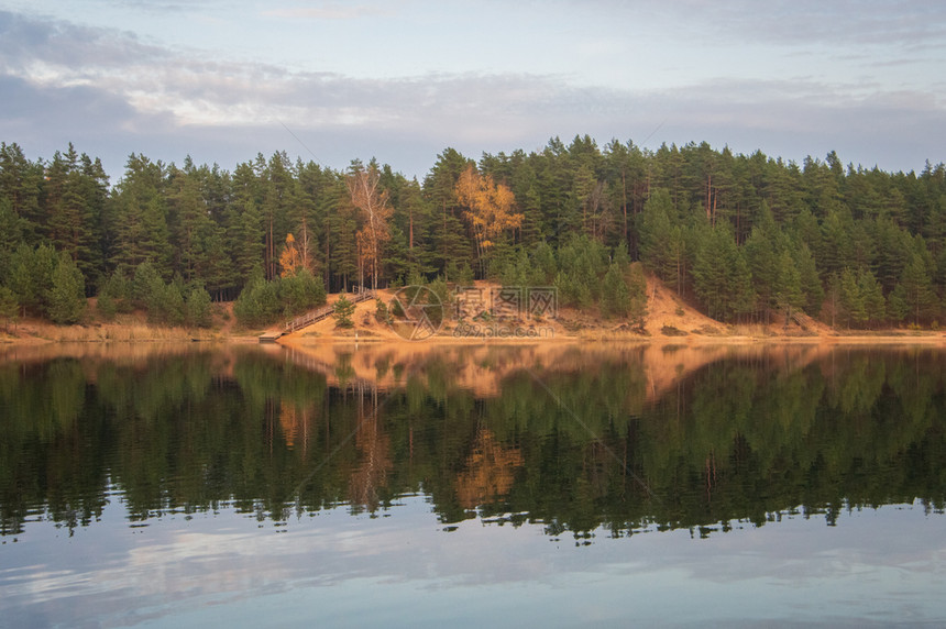 观赏秋天在杜布卡尔尼储藏区上空奥格雷兹利耶卡尼蓝山自然公园的森林和水中美丽反射库自列黄色的图片