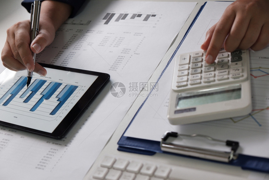 报告从事办公室财务分析工作的妇女在商业会计保险或金融概念上挂图的办公财务分析咨询笔记本电脑图片