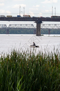 埃皮扎夫罗斯乌克兰基辅Dnieper河上一艘船的渔民靠近Pivnichhnyyi桥前Moskovsky娱乐柳水背景