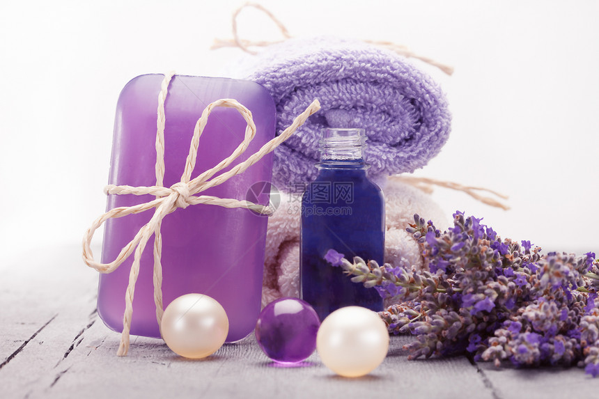 基本的油和肥皂照片在木制桌子上用熏衣剂有机的紫色图片