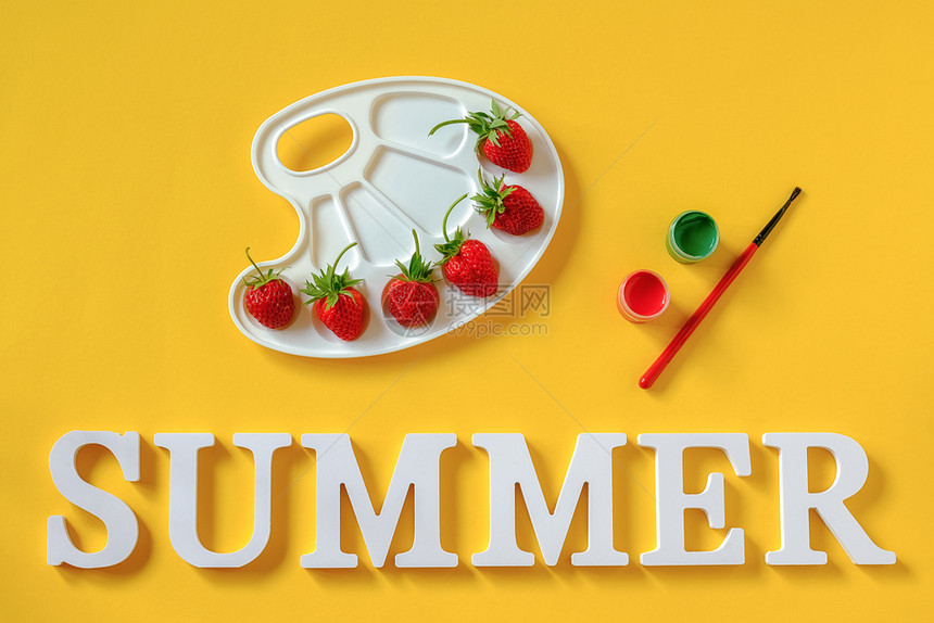 画自然文本夏天艺术调色板上的红成熟草莓黄背景上的刷子和水粉复制空间创意概念夏天颜色油漆明信片邀请的顶视图平躺模板文本夏天黄色背景图片