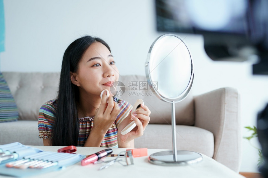 亚洲女修饰化妆品的美容博客AsiaBooth博客现场直播视频流美丽的影响力者建议使用面粉来化妆在网上学习美容概念审查女士居住图片
