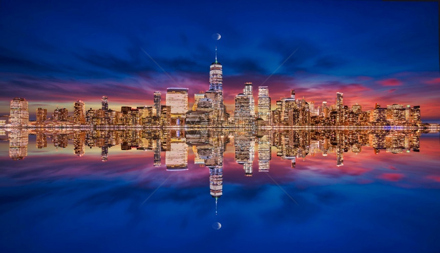 风景美国从新泽西来的纽约天际线蓝色时空月亮照耀着哈德逊河上的摩天大楼灯光照亮晚上图片