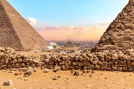吉萨的大金字塔在基底的观视吉扎大金字塔在基底的观埃及大车教科文组织图片