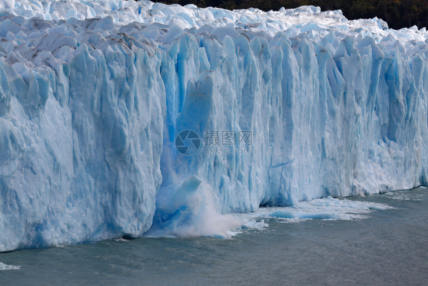 休息佩里托莫雷诺冰川小牛群与破碎的冰块大量微光图片