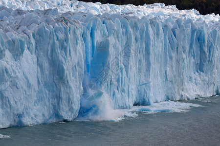 休息佩里托莫雷诺冰川小牛群与破碎的冰块大量微光高清图片