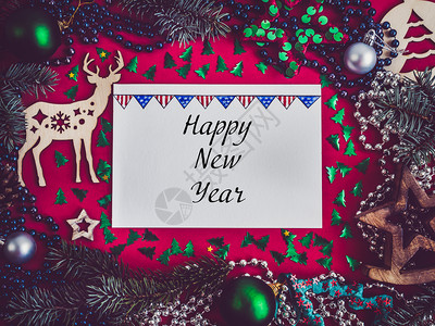旗帜装饰白色的鹿帽新年多彩装饰银珠圣诞树枝在红色表面绘画笔记本顶观特视平贴厚贺卡新年多彩和圣诞奖章设计图片