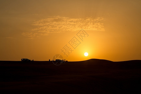 太阳阿联酋迪拜沙迦平岩漠日落勘探土地高清图片