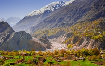 风景优美巴基斯坦北部地区秋季的Hunza山谷美丽的地貌景观探险家爬坡道图片