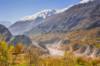 巴基斯坦北部地区秋季的Hunza山谷美丽的地貌景观目冒险标图片