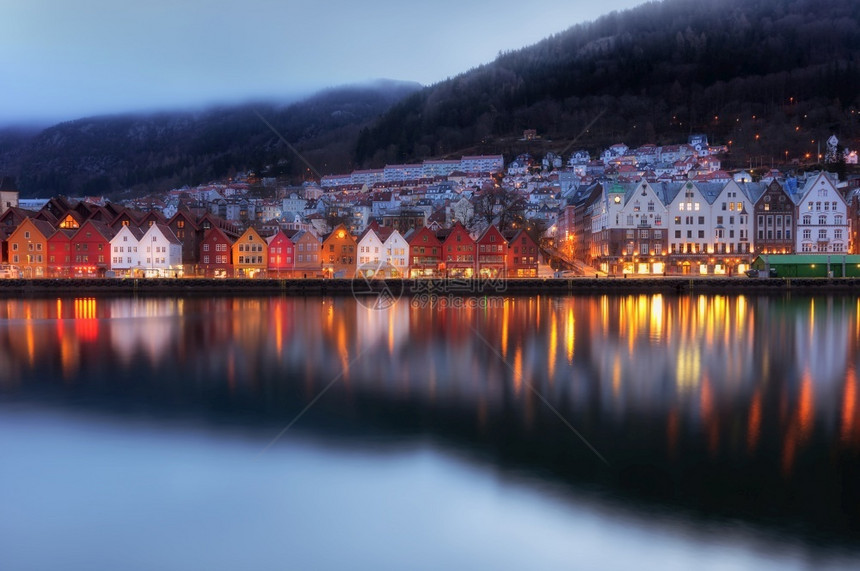 卑尔根反射著名的街道在挪威卑尔根的彩色房屋中位于卑尔根黄昏时和挪威卑尔根的彩色房屋世界夏天建筑物图片