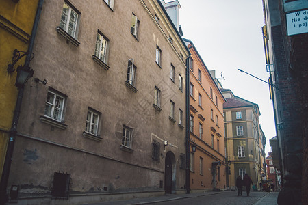 建造户外波兰古老狭窄的华沙街道有旧建筑和冬季背景图片