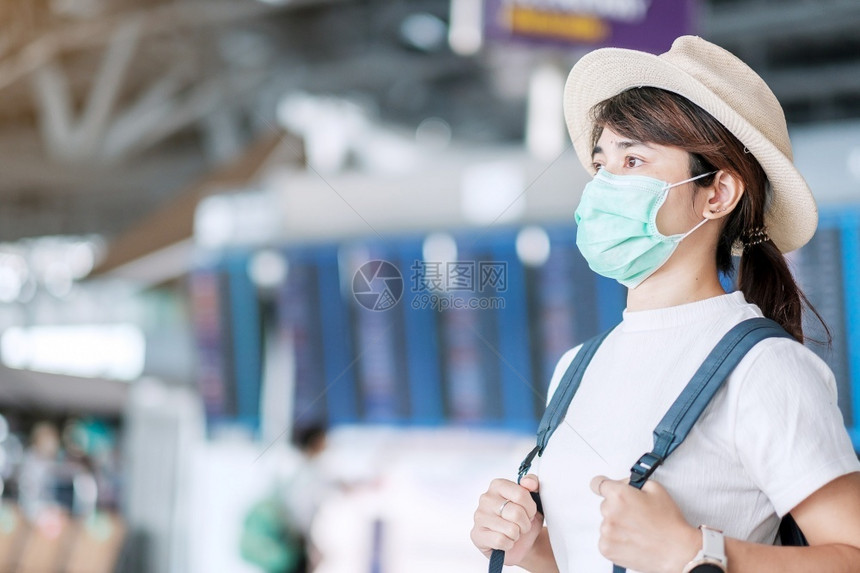 年轻成女子在机场候站戴外科面具保护罗纳疾Covid19感染亚洲女旅行者准备前往新常态和旅行泡沫概念她们已准备好旅行终端女士流感图片