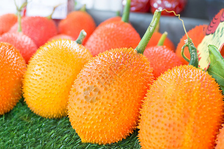 广药集团Gac水果BabyJackfruitSpinyBitterGourd在泰国木箱装的Gac果子中具有药品特新鲜的植物自然背景