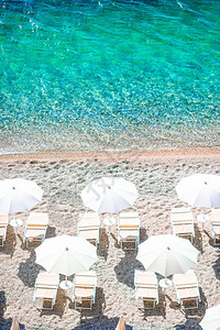 加尔加诺度假沙滩上的躺椅背景