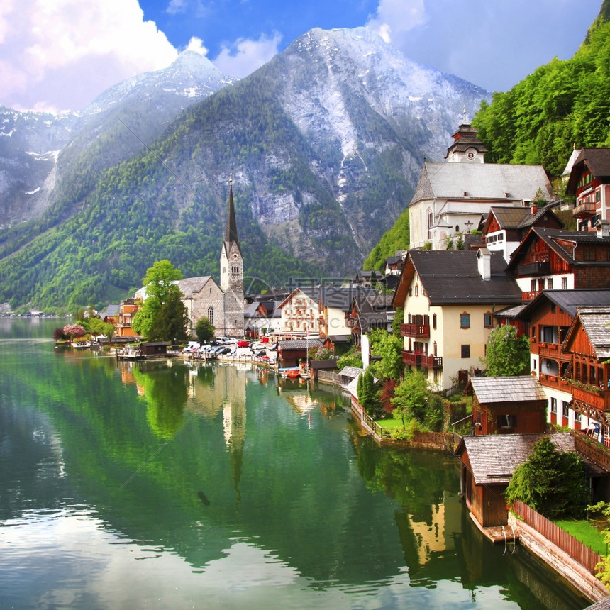 假期哈尔施塔特环绕在奥地利湖上的山丘美丽村庄奥地利自然和美丽的地方圣公所