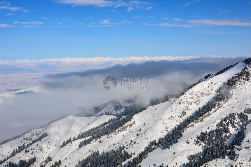 景区风优美最佳高山风景下有雾吉尔斯坦公园蓝天和色空之下有雾图片