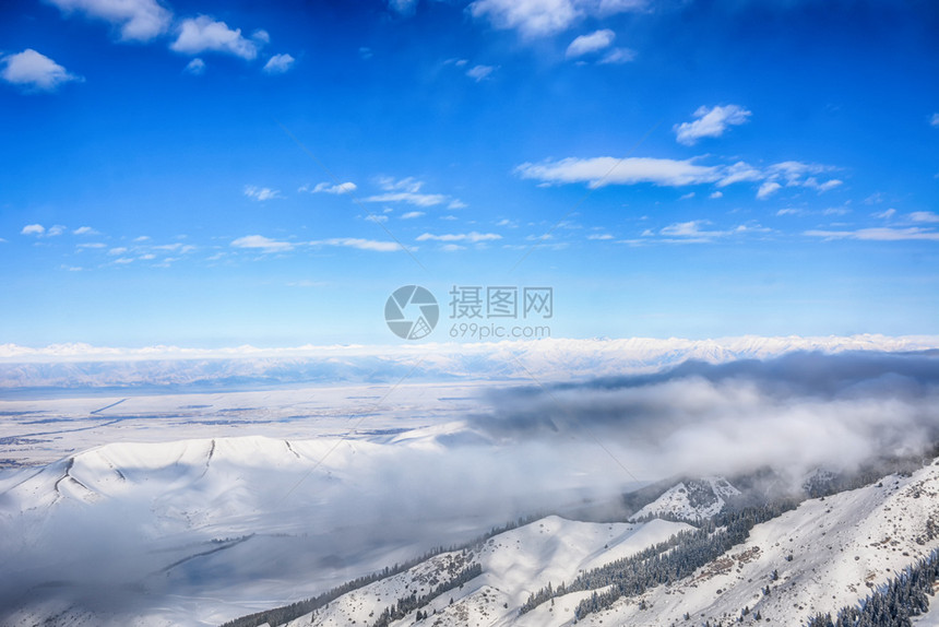 高山风景下有雾吉尔斯坦公园蓝天和色空之下有雾多云的最佳在下面图片