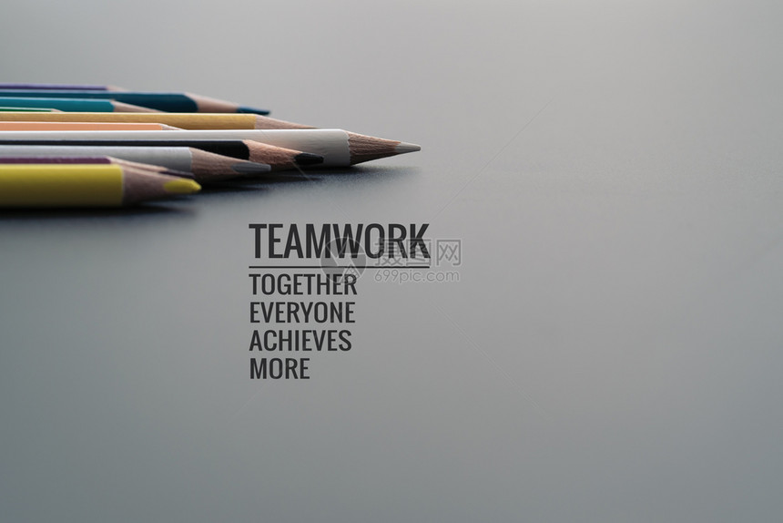 团体管理达到黑色背景彩铅笔的团队合作概念组黑色背景彩铅笔的团队合作概念组带有单词TeamworkTogetherEveryone图片