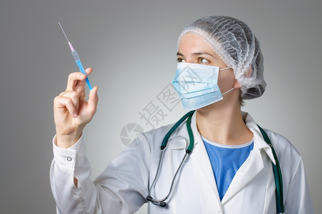 戴口罩手拿注射器的女医生图片