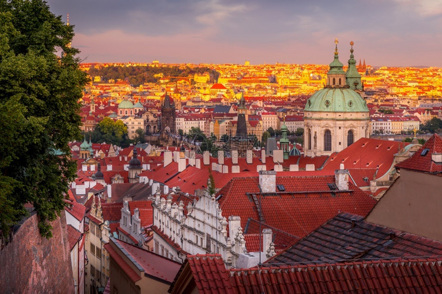 晚上观光来自布拉格城堡的景象日落的城市教科文组织纪念物捷克著名的图片