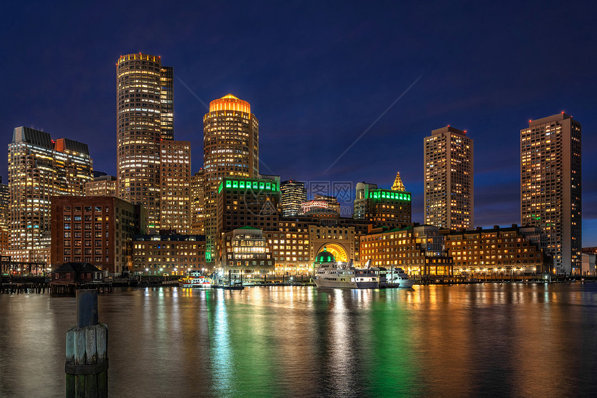 水马萨诸塞州美国市中心天际建筑和与旅游观赏概念的奇妙幻时刻位于风码头FanPier的波士顿天线之景区开发商图片