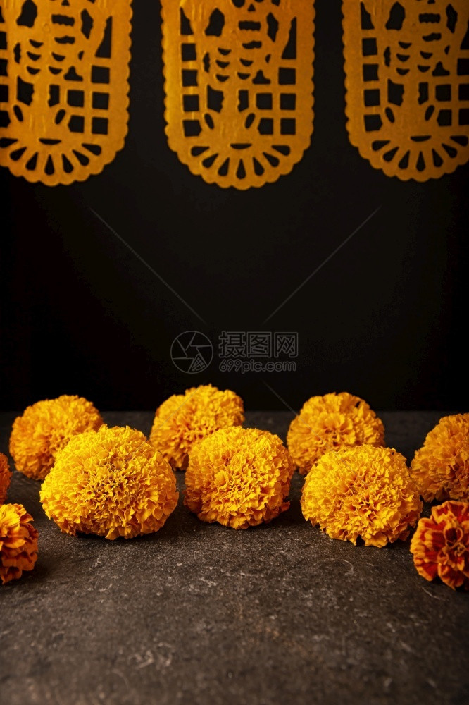 死的传统上Cempasuchil橙色花朵或MarigoldTagetesbuinga和PapelPicado传统用于庆祝墨西哥死图片