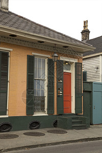 游客砖美国路易斯安那州新奥尔良法属区和建筑百叶窗图片