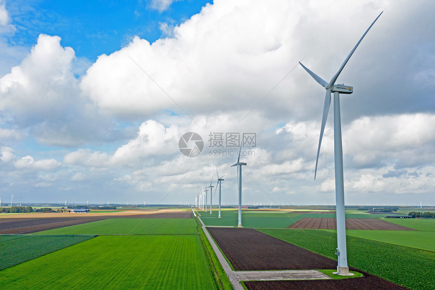 稻田中的风能发电风车图片