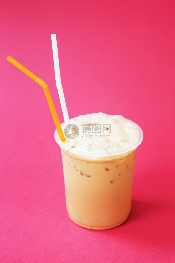 一杯有frappuccino咖啡鸡尾酒冷清凉饮料或红底冰的热带果汁冰沙图片