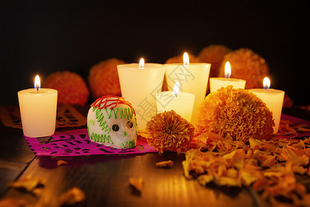 全部墨西哥纪念死者节的祭坛上通常使用的糖头盖骨蜡烛Cempasuchil鲜花或Marigold和PapelPicado装饰盛开卡背景图片