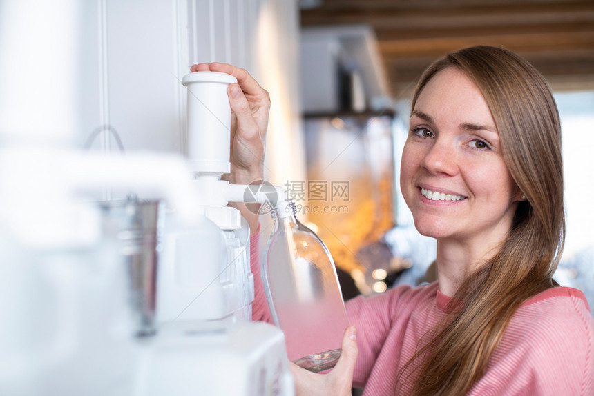 可重复使用的妇女清洁产品装满集箱的无塑料制食品商店中的清洁产品肖像三十岁污染图片