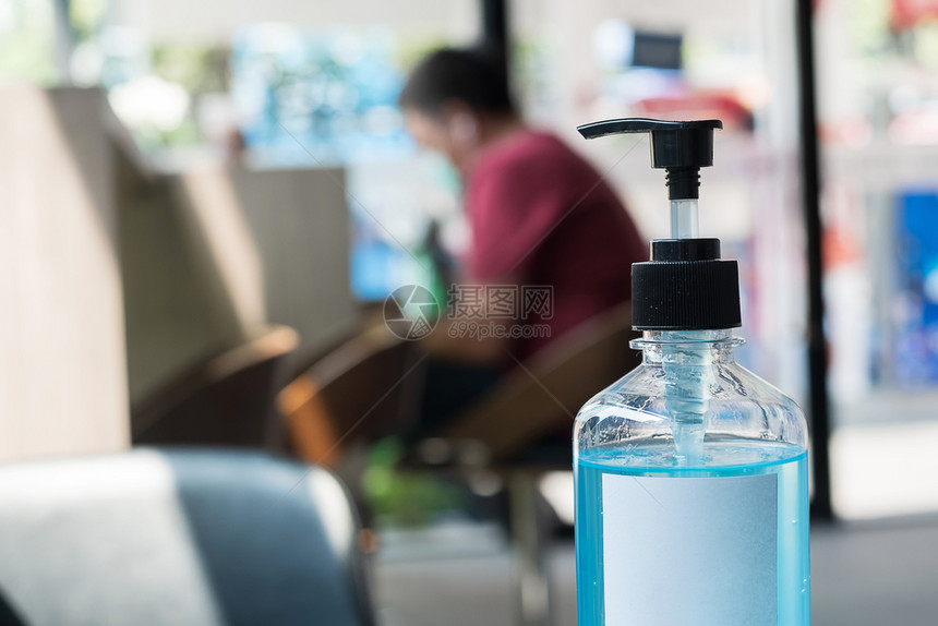 市场防新科罗纳或疾Covid19在办公室的内消毒卫生和保健概念用洗手液净化剂凝胶瓶对付新科罗纳或室内的游客图片